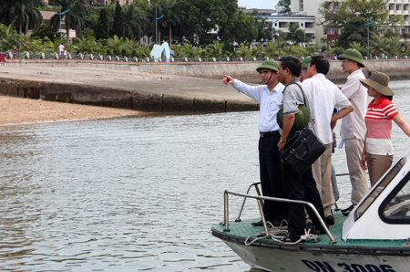 Inspecting environmental protection activities in Ha Long bay
